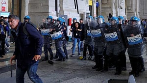 Pro-Palestinian protesters fight police in Milan