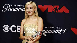 Rosé dedicates VMA Song of the Year award to herself