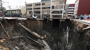 Thailand races to fix giant sinkhole in capital