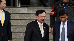 Thaksin jets off amid chaos