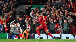 Van Dijk snatches late Liverpool win