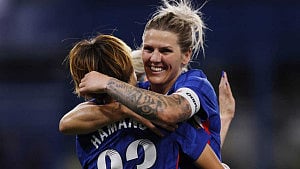 Everton crush Liverpool, Chelsea start strong as WSL returns