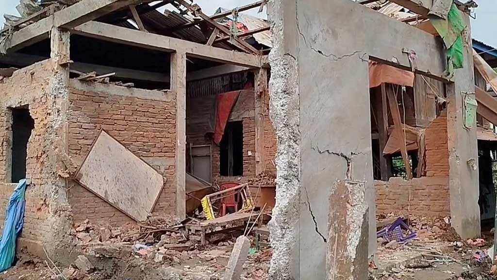  A building is damaged at the site of a school and dormitory following what the Irrawaddy news website, citing two Rakhine media outlets, said was an airstrike by the Myanmar military, at Thayettapin, Kyauktaw, Myanmar in this screengrab from handout video released Sept 13, 2025. Ponnagyun Youths Association/Handout via REUTERS