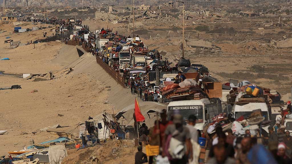 Displaced Palestinians flee southward in the central Gaza Strip after Israeli forces ordered residents of Gaza City to evacuate to the south, Sept 21, 2025. REUTERS/Dawoud Abu Alkas 