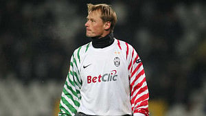 Ex-Austria keeper Manninger dies in crash