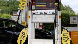 Australians urged to stick to Easter travel amid fuel shortages