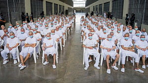 El Salvador holds mass trial for 486 ‘gang members’