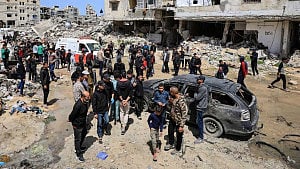 Israeli airstrike kills 10 near Gaza school