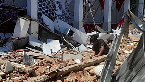 Quake shakes Indonesia, damages buildings