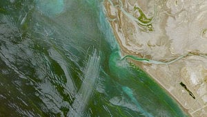 Iran fast-boat swarms add to Hormuz shipping threats