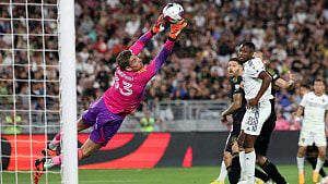 US keeper Klinsmann out with spine injury