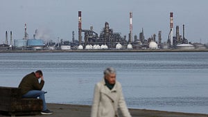 Macron reaffirms efforts to reopen Hormuz