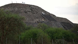 Gunman kills Canadian at Mexico pyramids, 13 injured
