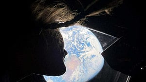 Artemis crew reaches the moon