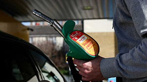 Oil edges up as Trump sharpens rhetoric on Iran