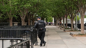 White House weighs presidential security