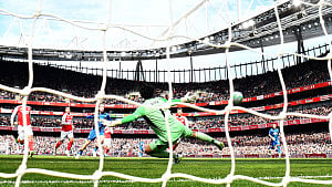 Stuttering Arsenal given title jolt