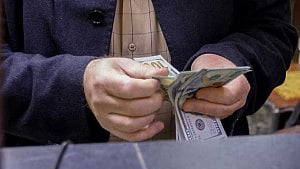US blocks Iraq dollar shipments to squeeze Iran militias: WSJ