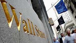 Wall Street ends higher