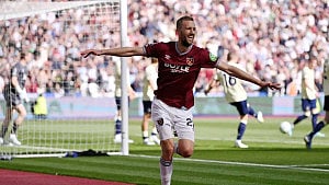 Arsenal back on top as Spurs, West Ham win