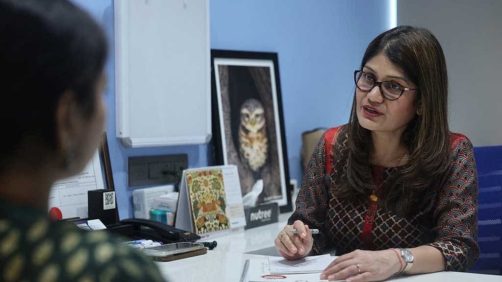  Dr. Swati Pradhan speaks with a patient about the Mounjaro injection for weight loss procedures at a clinic in Mumbai, India, Mar 31, 2026. REUTERS
