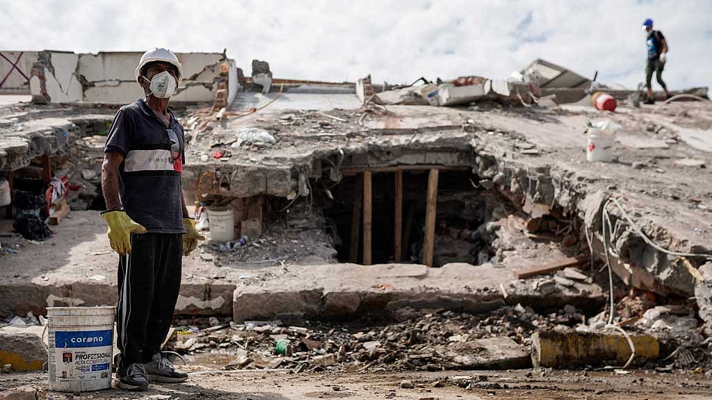 A tale of two buildings: how quake rescue efforts differed in Col