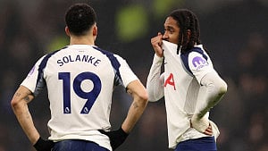 Spurs gloom deepens, Man Utd salvage point