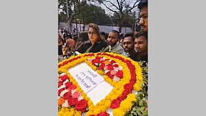 শহীদ মিনারে ‘শেখ হাসিনার নামে’ কয়েক ব্যক্তির শ্রদ্ধাঞ্জলি