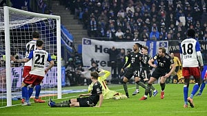 Leaders Bayern held at Hamburg