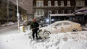 Northeast US faces record snow, travel chaos