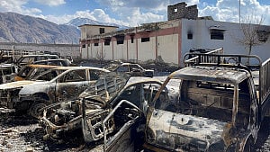 Pakistani forces hunt militants behind weekend attacks
