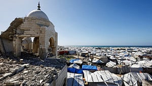Ramadan begins in Gaza amid mosque ruins