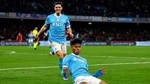 Napoli draw Roma to stay third