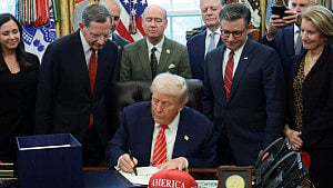 Trump signs bill ending 4-day govt shutdown