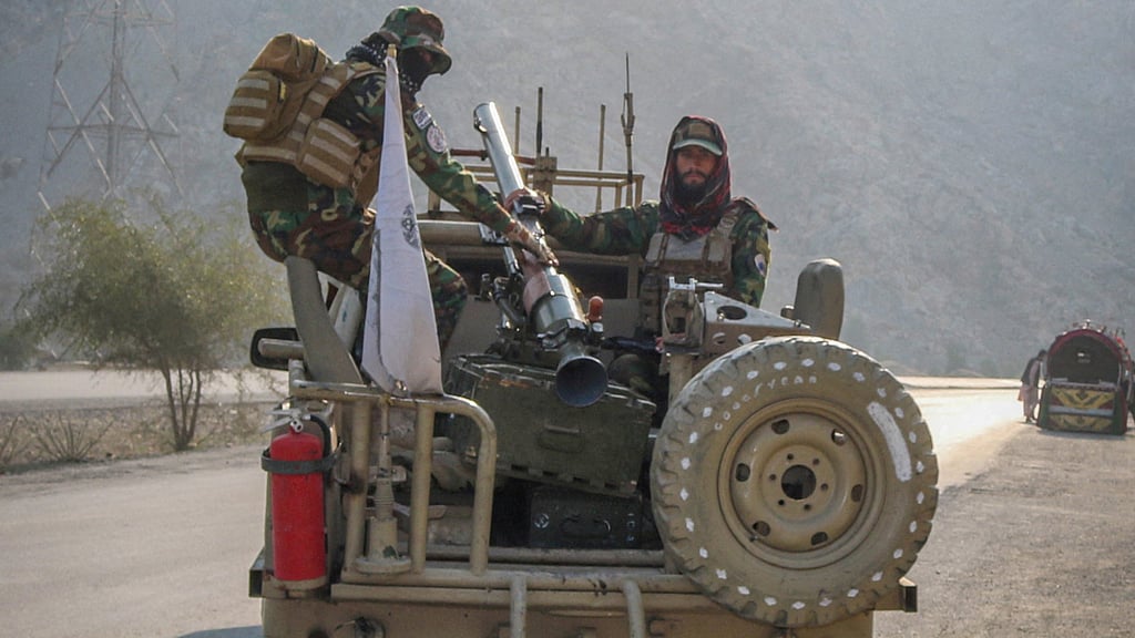 Taliban soldiers carry a rocket launcher in a vehicle, following exchanges of fire between Pakistan and Afghanistan forces, near Torkham border in Afghanistan, Feb 27, 2026. REUTERS/Stringer