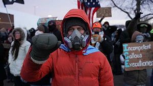 Minneapolis rally anti-ICE protesters chase off far-right activists