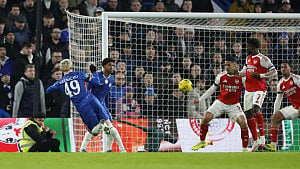 Arsenal grab semi-final advantage at Chelsea