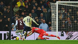 Everton’s Barry dents Villa title hopes