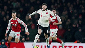 Liverpool’s Bradley to undergo knee surgery