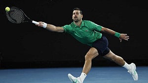 Djokovic reaches Australian Open fourth round