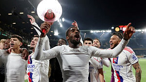 Lyon top Europa League, Roma through to last 8