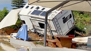 New Zealand landslide spurs survivor hunt