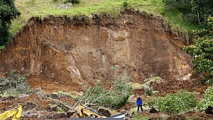 New Zealand landslide recovery halted on safety concerns