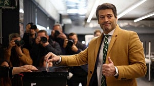 Portugal votes in tight presidential race