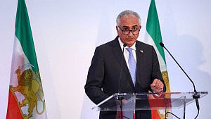 Son of Iran's toppled shah seeks a role
