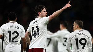 Rice double puts Arsenal six points clear