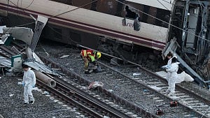 Broken joint on track found at Spanish rail crash site
