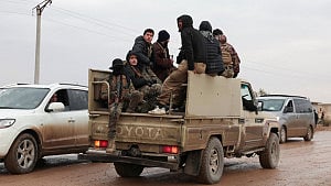 Syrian troops clash with Kurdish forces