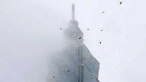 Weather delays ‘free solo’ climb of Taiwan skyscraper