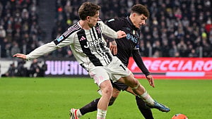 Juve earn win over Napoli to close in on top four